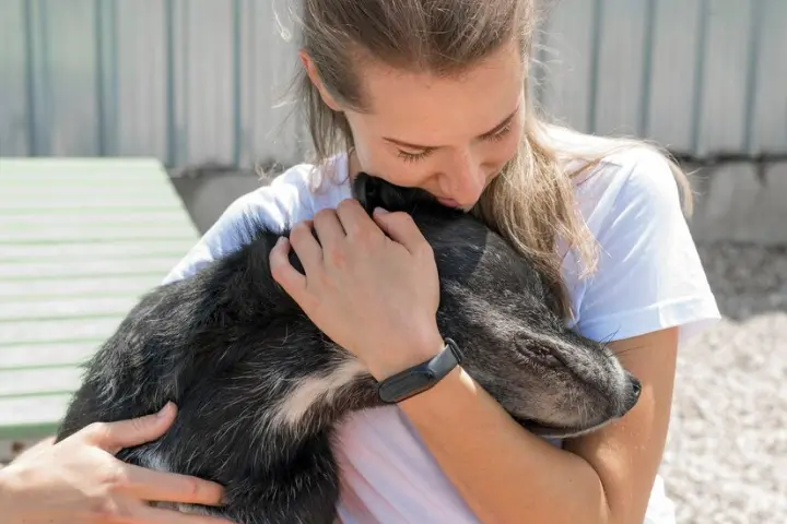 Terapia asistida con animales: chica abrazando a un perro