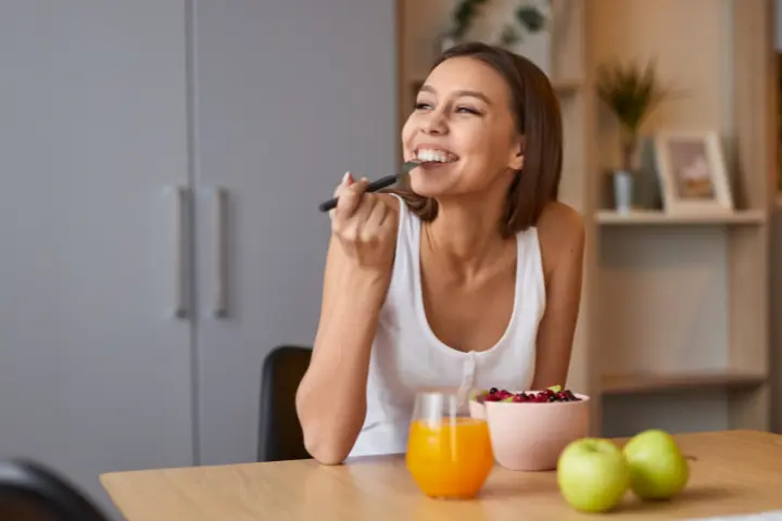 Mujer comiendo sano con una alimentación saludable