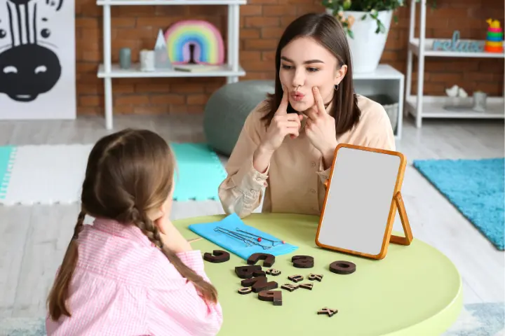 tipos de dislalia: logopeda jugando con una niña