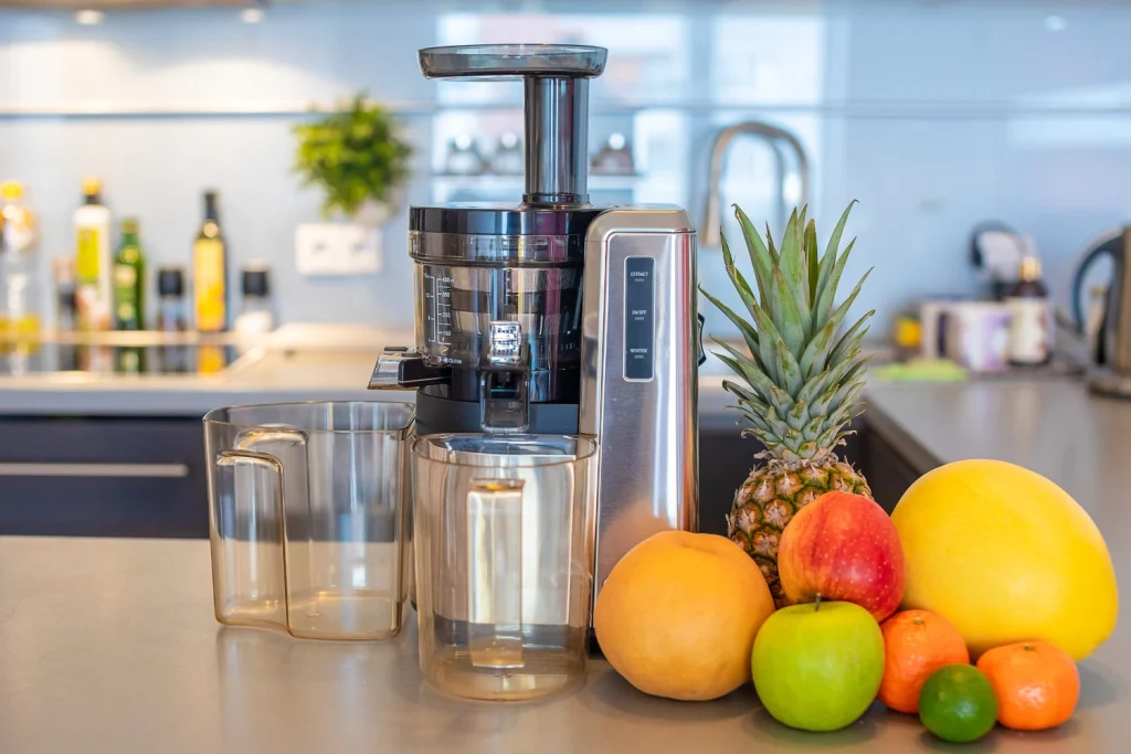 índice glucémico frutas: Cocina en la que en la encimera hay frutas con poco azucar