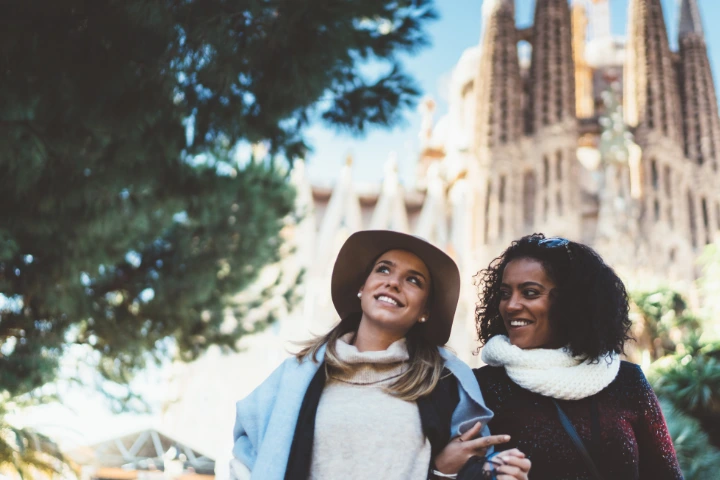 me cubre adeslas en el extranjero: dos chicas dando una vuelta por barcelona