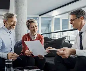 grupo de trabajadores felices tras desgravar su seguro de salud de empresa